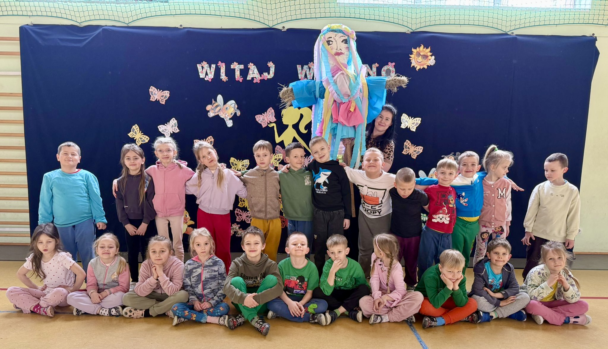 Grupa starszaków z marzanną.