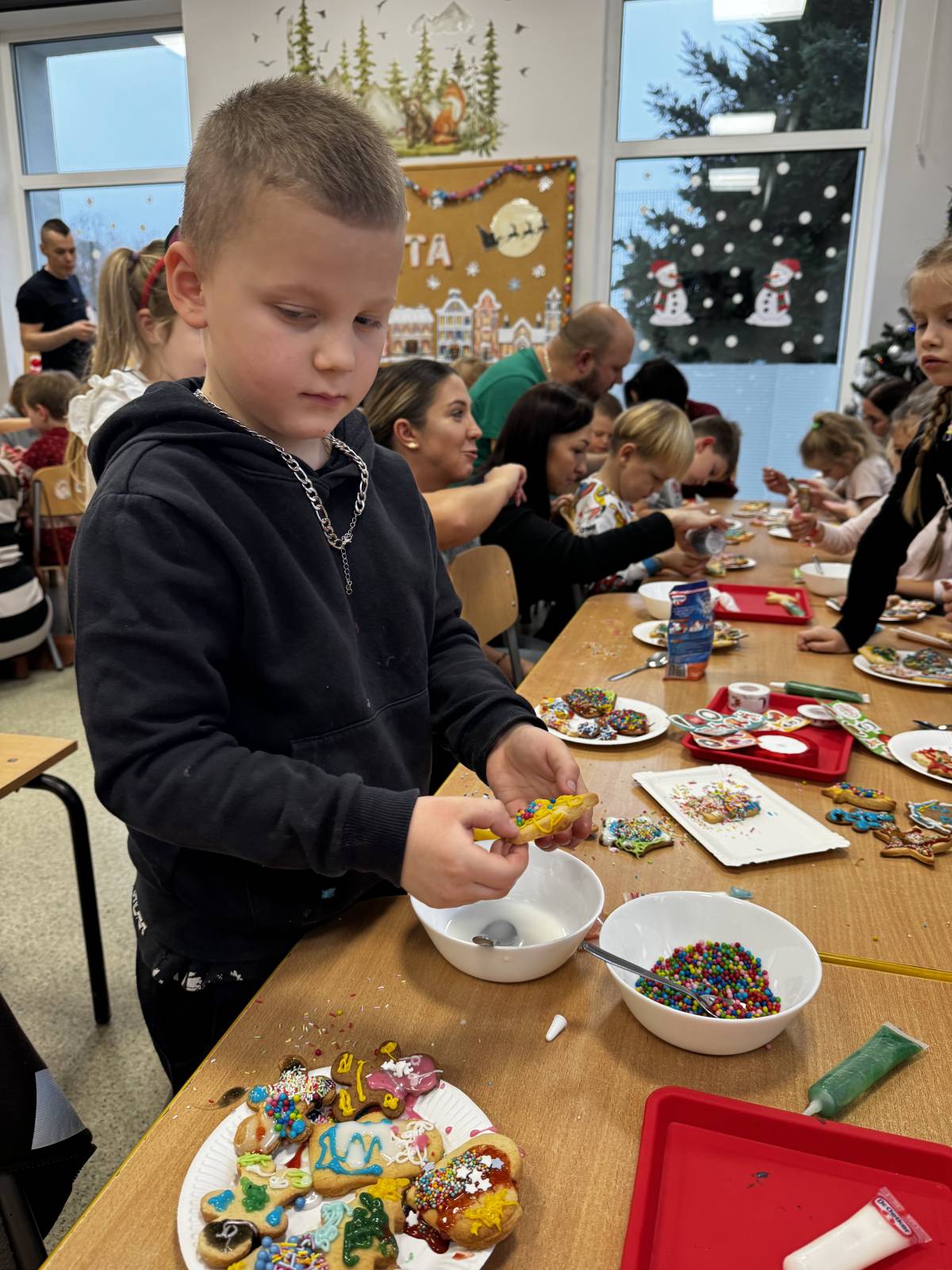 Chłopiec trzyma w ręku udekorowanego piernika.