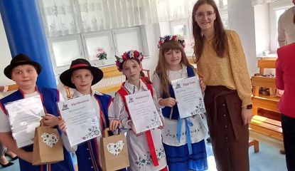 uczestnicy konkursu wraz z nauczycielem