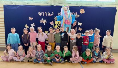 grupa dzieci z marzanną